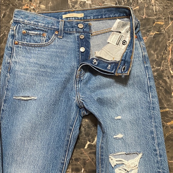 Levi’s Women's 27 Wedgie Button Fly Distressed Jeans Medium-Light Wash Blue - Picture 7 of 8